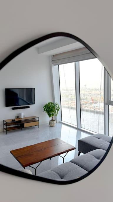 Luxurious With Waterfront View Apartment