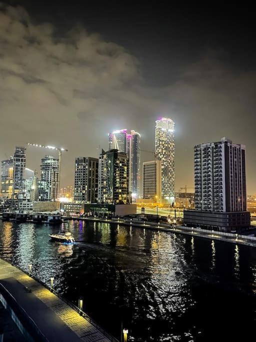 Apartment Luxurious With Waterfront View Dubai